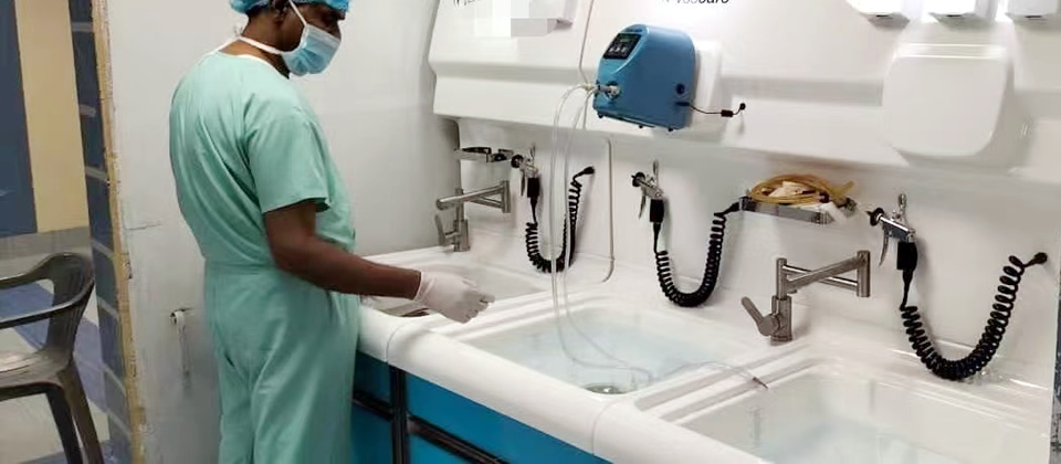 印度医护人员使用清洗设备现场图 - 医用设备公司 - 内镜清洗工作台 - 医用清洗设备厂 - 江苏洁曼科技